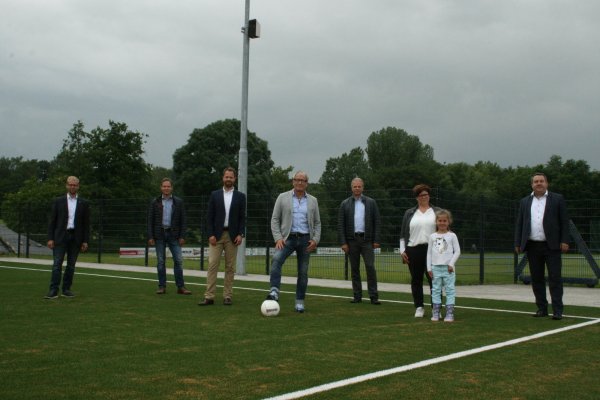 Einweihung Kleinspielfeld Alverdissen: (von links) LEADER-Manager Borris Ortmeier, Markus Sundermann (Sponsor), Martin Denker (Regionalleiter Sparkasse Paderborn-Detmold als Sponsor), Thomas Schwekendiek (Vereinsvorsitzender TBV JAHN Alverdissen), Uwe Schünemann (Stadt Barntrup als Sponsor), Anna Schwekendiek mit Tochter Alicia (Geschäftsführerin TBV JAHN Alverdissen) und Landrat Dr. Axel Lehmann. - © Sylvia Frevert(LZ)