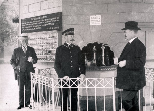 Streng geordnet ging es beim Brunnenausschank im Kurpark von Bad Meinberg in früheren Jahrzehnten zu. - © Fotorechte: GesUndTourismus Horn-Bad Meinberg