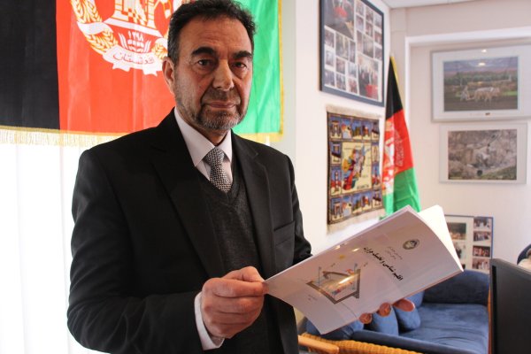 Seit gerade einmal drei Monaten ist Professor Raz Mohammed Azizi in Detmold. Von hier aus unterrichtet der afghanische Proofessor mit zwölf ehemaligen Kollegen online etwa 150 Studentinnen, die in ihrer Heimat nicht mehr an die Universiät dürfen. - © Janet König