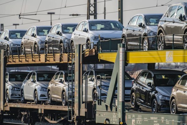 Neuwagen werden auf einem Autozug transportiert. - © imago images/Jochen Tack