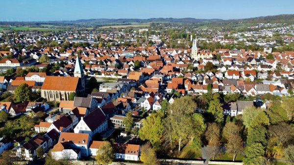 Die Breite Straße im historischen Stadtkern. Künftig wird es wohl mehr schwarze Paneele auf den Dächern geben. - © Jörg Hagemann