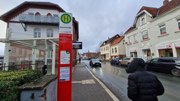 Unter anderem will die Stadt in weitere barrierefreie Bushaltestellen investieren. Diese in der Heutorstraße ist bereits vor Jahren umgebaut worden. - © Marianne Schwarzer