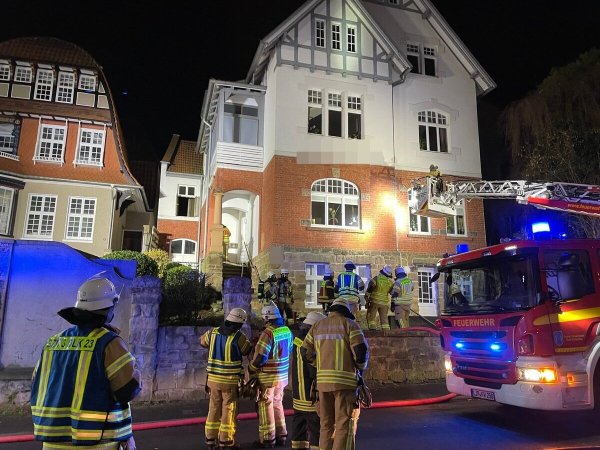 Rund 30 Einsatzkräfte der Freiwilligen Feuerwehr Bad Salzuflen haben in der Nacht zum Samstag einen Zimmerbrand in der Straße "Am Herforder Tor" schnell unter Kontrolle. Ein Mensch wird jedoch durch das Feuer verletzt und muss ins Krankenhaus. Foto: Daniel Hobein / Feuerwehr Bad Salzuflen - © Daniel Hobein / Feuerwehr Bad Salzuflen
