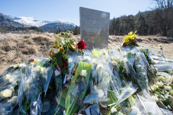 Inmitten von Blumen steht eine steinerne Gedenkstele mit der Aufschrift "In Erinnerung an die Opfer des Flugzeugunglücks vom 24. März 2015". Der Tag des Absturzes des Germanwings-Flug 9525 jährt sich zum zehnten Mal. - © Peter Kneffel/picture alliance/dpa