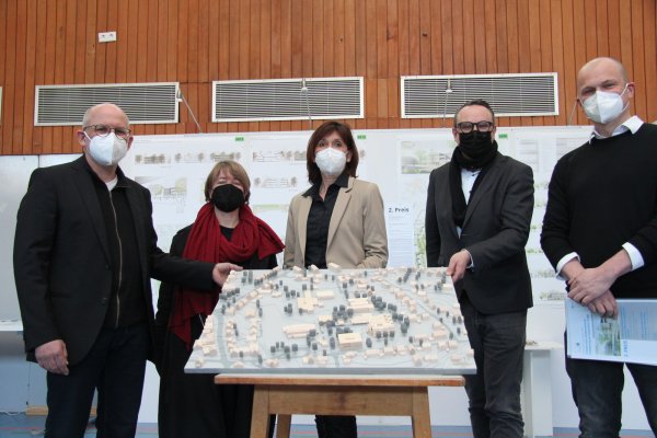 Die Architekten des Siegerentwurfs (von links) Frank Winterhalter und Ulrike Hautau mit Schulleiterin Dorit Meier, Bürgermeister Markus Baier und dem zweitplatzierten Architekt Christian Dahle. - © Nadine Uphoff