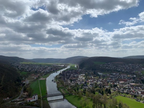 Die Weser fließt nicht nur, wie auf dem Bild, durch das niedersächsische Bodenwerder, sondern auch an Kalletal vorbei, wodurch die Gemeinde zur Anrainer-Kommune wird. Um gegen die Salzeinleitung vorzugehen, haben sich zahlreiche Kommunen zusammengeschlossen und Klage erhoben. - © Lorraine Brinkmann