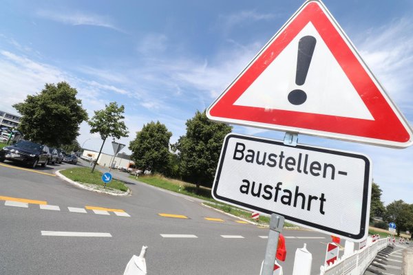 Am Steinheimer Krankenhaus ist die Ausfahrt für den Rettungsdienst auf die B 252 Richtung Bergheim zu umständlich und zeitaufwändig. Deshalb musste eine neue Lösung her. - © David Schellenberg