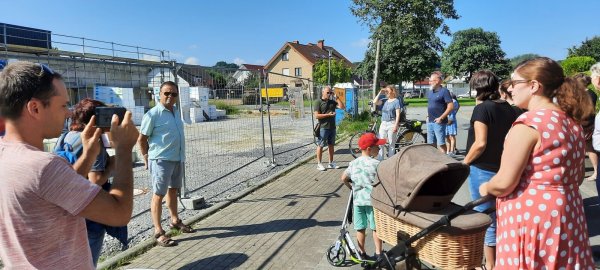 Der Rohbau des neuen AWO-Kindergartens: Andreas Fritz , Vorsitzender des SPD-Ortsverbandes Hagen/Hardissen, berichtet Bürgern bei einer Ortsbegehung von den Plänen für die Kita. - © SPD-Ortsverein Hagen/Hardissen