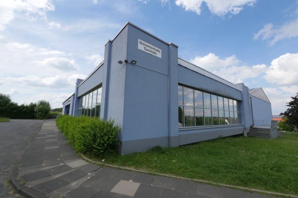 Die derzeit geschlossene Schwimmhalle am Püngelsberg wird auch nicht so schnell wieder geöffnet werden. - © Jost Wolf