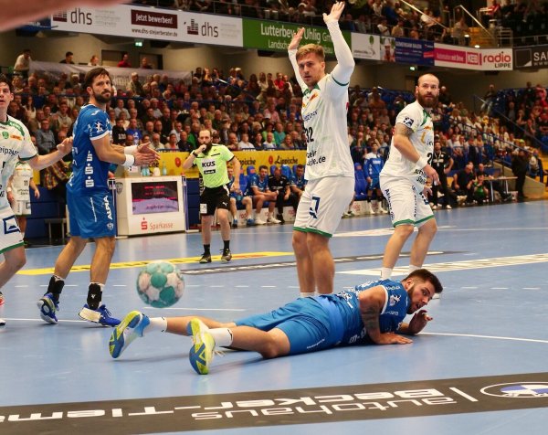 Das Spiel gegen den SC DHfK Leipzig lief an Leos Petrovsky (am Boden) vorbei. Im Hintergrund schauten Tim Suton, Franz Semper und Moritz Preuss (von links) dem Ball hinterher. - © Jörg Hagemann