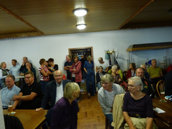 Gut besucht war die Bürgerversammlung für das Badehaus in der "Meinberger Schweiz". - © Peter Radszuweit