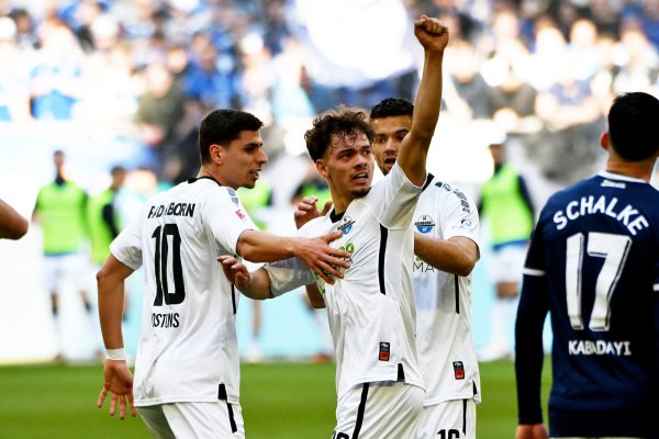 Die SCP-Winterneuzugänge Aaron Zehnter, der hier über seinen Treffer auf Schalke jubelt, und Koen Kostons (l.) erwiesen sich als wertvolle Verstärkungen. - © picture alliance