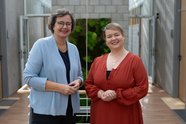 Silke Quentmeier und Samantha Trzeciak-Hawes bilden das Team von FAIR. Sie haben es sich zur Aufgabe gemacht, Frauen rund um das Thema Arbeit in der Region fachlich, verständnisvoll und motivierend zu beraten. - © Torben Gocke