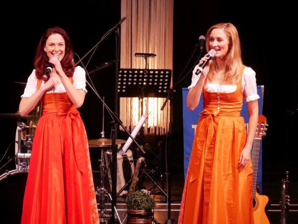 Volksmusik von Sigrid & Marina aus Österreich bringt alle zum Mitklatschen. - © Thomas Krügler