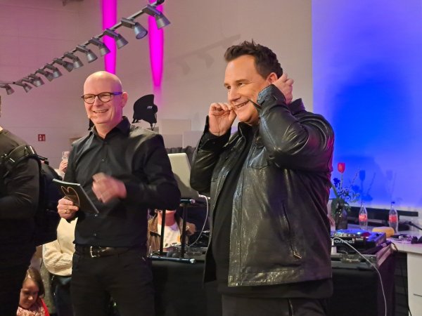 Auf der Bühne hat Guido Maria Kretschmer (rechts, mit Marco-Tozzi-Geschäftsführer Christian Böhm) leichte Probleme mit dem Mikrofon - doch Hilfe kommt sofort. - © Carolin Brokmann-Förster