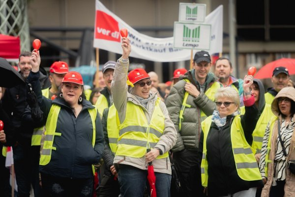 Auch Mitarbeiter des Marktkauf Lemgo haben sich bei einer Verdi-Demonstration für höhere Löhne eingesetzt. - © Rene Roebke