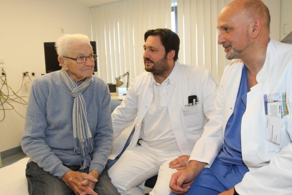 Ein zufriedener Patient, zwei zufriedene Ärzte: Rudolf Werner mit dem Oberarzt der Gefäßchirurgie. Dr. Marcus Pause (Mitte) und Dr. Dirk-Udo Härtel, Leitender Oberarzt, Leitender Arzt Angiologie. - © Martin Hostert