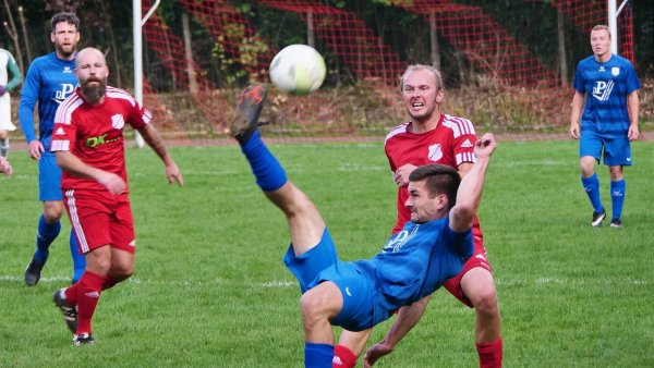 Brakes Tim Kuhfuß setzt gegen Lüerdissens Spielertrainer Tim Steffen das "hohe Bein" ein. - © Jörg Hagemann