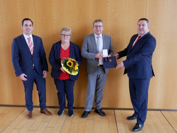 Hermann Trompeter (zweiter von rechts) bekommt das Bundesverdienstkreuz von Landrat Dr. Axel Lehmann (rechts) überreicht. Mit dabei Bürgermeister Torben Blome, und Kerstin Trompeter. - © Thomas Krügler