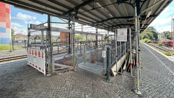 Am Bahnhof Detmold gehört die Baustelle zum Bild - dort wird die Treppe saniert. - © Alexandra Schaller