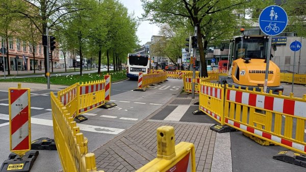 Schon seit Monaten führen die Arbeiten an den Fernwärmeleitungen rund um die Alfred-Bozi-Straße zu Verkehrsbehinderungen in Bielefeld. - © Stefan Brams