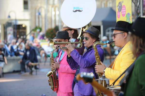 Die Band „Brazzo Brazzone & The World Brass Ensemble“. - © Nicole Ellerbrake