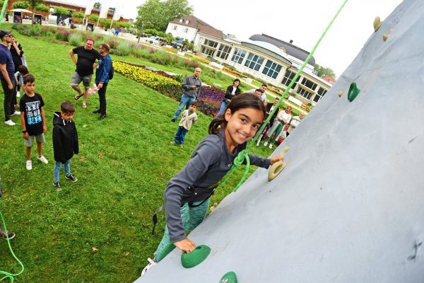 Kurparkfest-Besucherin Melissa bezwingt die Kletterwand. - © Nicole Ellerbrake