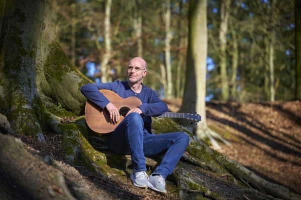 Jens Kommnick spielt fingerstyle guitar. - © Manfred Pollert 2021