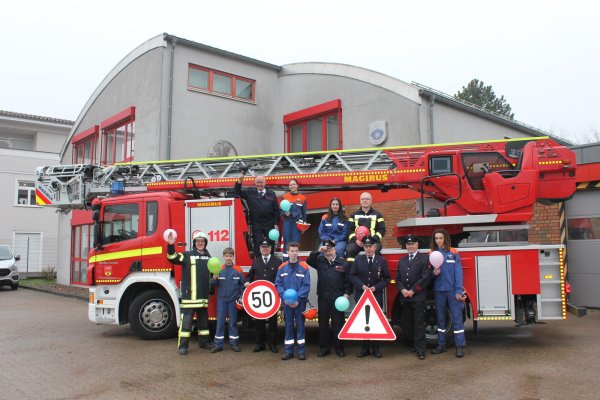Auf dem Gruppenbild sind die noch der Feuerwehr angehörenden Gründungsmitglieder gemeinsam mit aktuell der Jugendfeuerwehr angehörenden Mitglieder abgebildet. - © Feuerwehr Oerlinghausen