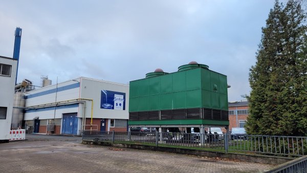 In einem der beiden Kühltürme wurde eine hohe Konzentration von Legionellen gefunden. Das Wasser wurde umgehend abgelassen und alles desinfiziert. Jetzt ist er wieder in Betrieb, das Landes-Umweltamt überwacht das Verfahren und untersucht eine Kontrollprobe. - © Astrid Sewing