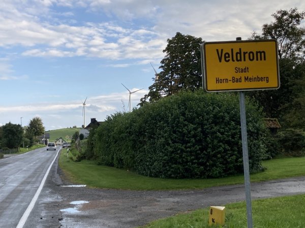Bei Veldrom stehen bereits große Windräder. - © Cordula Gröne