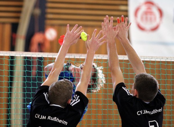 Hält der Block? Das ist die spannende Frage bei diesem Schmetterball. Indiaca ist eine faszinierende Sportart. Archivfoto: Jörg Hagemann - © Jörg Hagemann