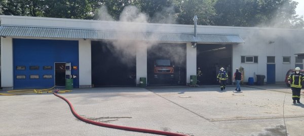 Aus der Fahrzeughalle des Bauhofs in Oerlinghausen qualmt es. - © Feuerwehr Oerlinghausen