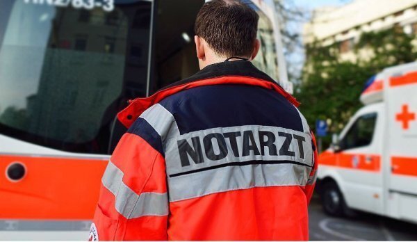 Der
Fahrer wurde schwer verletzt in ein Krankenhaus nach Bad Pyrmont eingeliefert. - © dpa