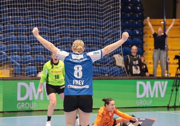 Lisa Frey reckt die Arme nach oben, Torhüterin Melanie Veith jubelt. Das möchten die Blombergerinnen auch nach dem ersten Play-Off-Spiel machen. - © Paul Cohen