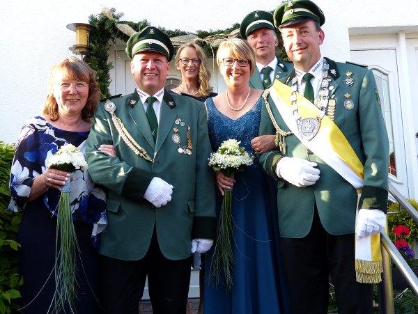 Die Hummerse Königsgesellschaft mit (von links) Conny Werner, Björn Gerke, Ina Ostermann, Königin Dagmar Gerke, Rainer Ostermann, König Elmar Reker. - © Rudi Rudolph