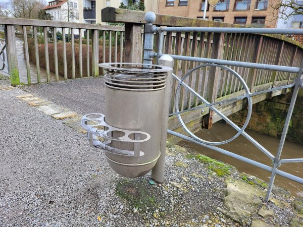 In Bad Salzuflen sind einige Mülleimer, wie hier an der Millau-Promenade, mit Flaschenhaltern ausgestattet worden. Diese "Pfandringe" bleiben zwar bis auf Weiteres, neue werden aber nicht mehr in der Stadt verteilt. - © Freya Köhring