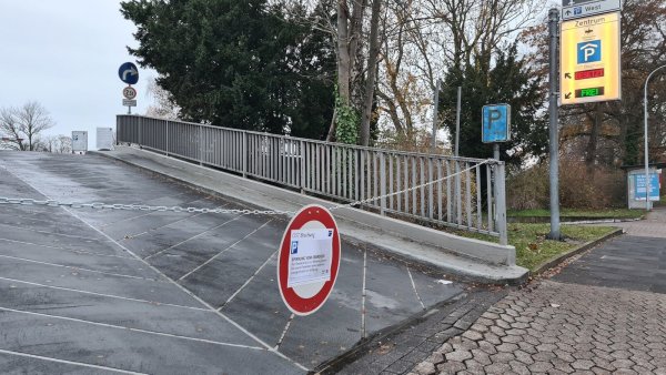 Das Oberdeck der Parkpalette ist gesperrt, das ganze Gebäude schon seit Jahren ein Sanierungsfall. - © Archivfoto: Nadine Uphoff