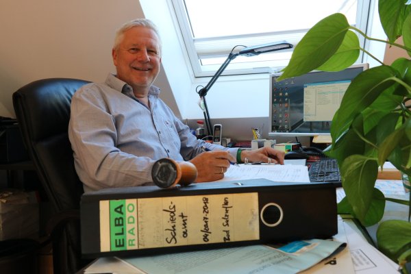 Thomas Kortfunke ist neue Schiedsperson von Bad Salzuflen. Zuhause in seinem Büro bereitet er die Fälle vor. - © Alexandra Schaller