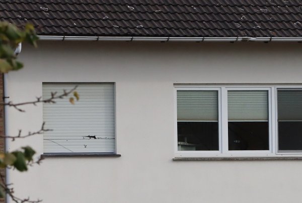 Ein Riss in einer Jalousie deutet womöglich auf den SEK-Einsatz hin. - © Marcus Riechmann