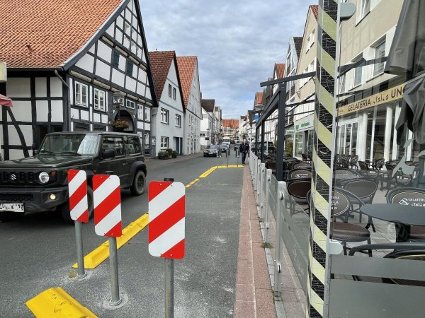 Provisorisch hat die Stadt erst einmal in Höhe der Eisdiele eine Engstelle hergestellt, um zu sehen, wie es läuft. - © Silke Buhrmester