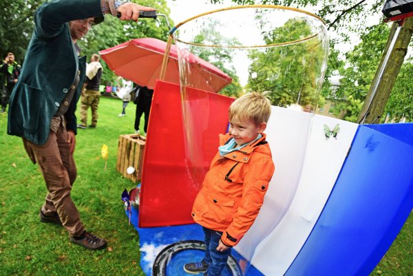Julian lässt sich von Marco Frezzato im Schlosspark komplett in eine Seifenblase einhüllen Foto: Nicole Ellerbrake - © Nicole Ellerbrake