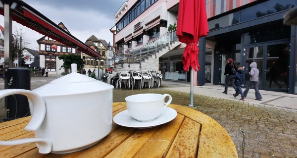 Jetzt ist das Café überraschend geschlossen, die Stühle angekettet. Kaffee wird hier erstmal nicht mehr ausgeschenkt. - © David Schellenberg