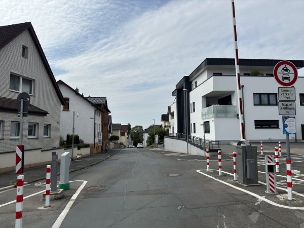 Die Schranke an der Ahornstraße ist im August 2023 in Betrieb genommen worden. - © Sven Kienscherf