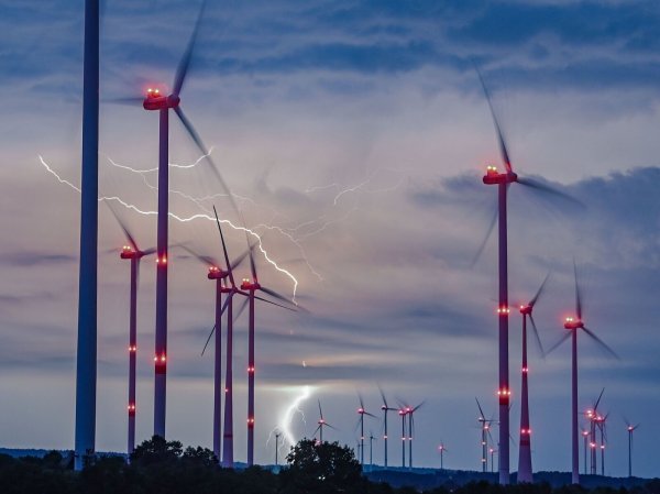 Von insgesamt 743 laufenden Genehmigungsverfahren für Windräder in der Region würden 438 außerhalb der festgelegten Flächen liegen. - © dpa