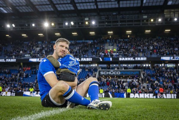Fabian Klos und sein Sohn Marlo genießen die letzten Augenblicke in der Schüco-Arena gemeinsam. - © Sarah Jonek Fotografie