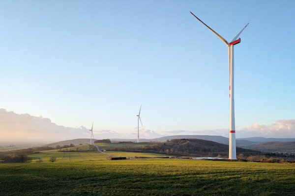 Neun altgediente Windräder aus den 90er Jahren wurden durch drei moderne Anlagen ersetzt. - © Markus Toeberg