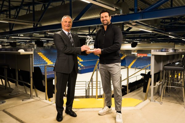 Diethelm Krause, Vizepräsident Finanzen des LSB NRW, überreichte Florian Kehrmann die FELIX-Trophäe in der Phoenix-Contact-Arena. - © Andrea Bowinkelmann/LSB NRW
