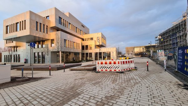 Die Sperren in Form von Pömpeln sind in der Campusallee in Höhe des Ostboulevards installiert. Die absenkbare Barriere muss noch "probegefahren" werden. - © Nadine Uphoff