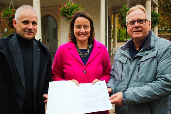 Regierungspräsidentin Anna Katharina Bölling überreicht den Förderbescheid an Bürgermeister Heinz-Dieter Krüger (links) und Gesundtourismus-Geschäftsführer Thorsten Brandt. - © Stadt Horn-Bad Meinberg